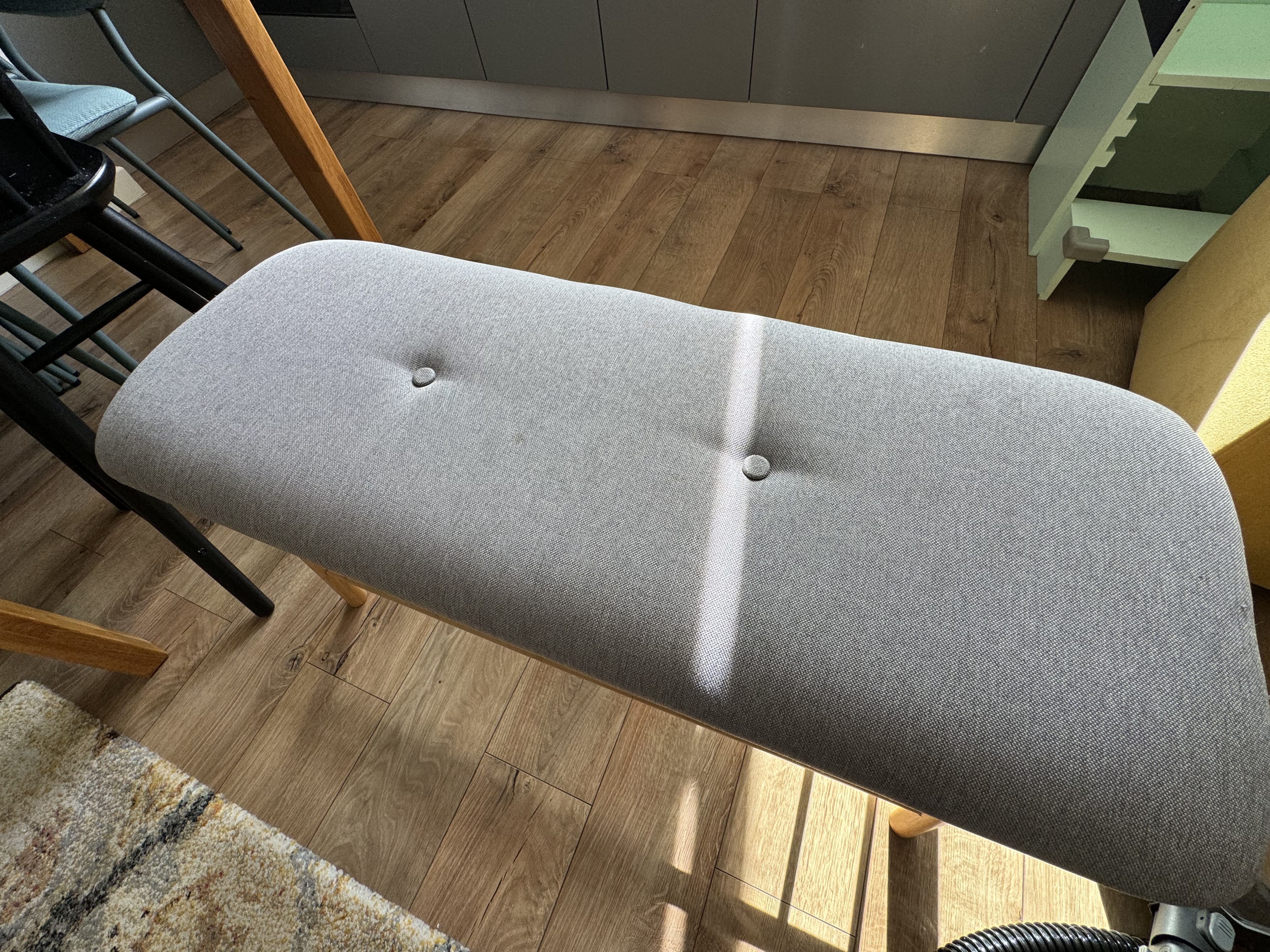 Băncuță gri după curățare