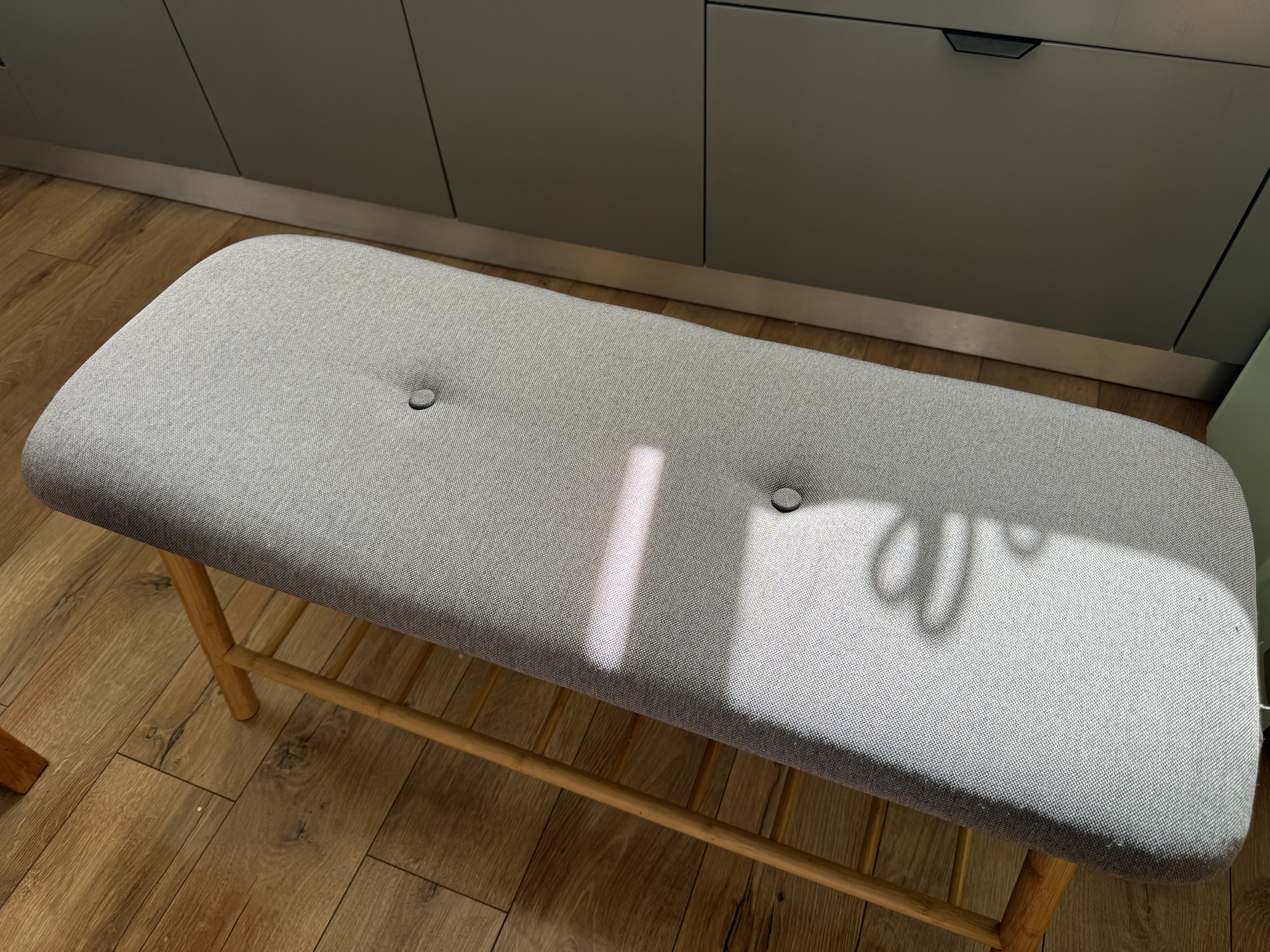 Băncuță gri înainte de curățare