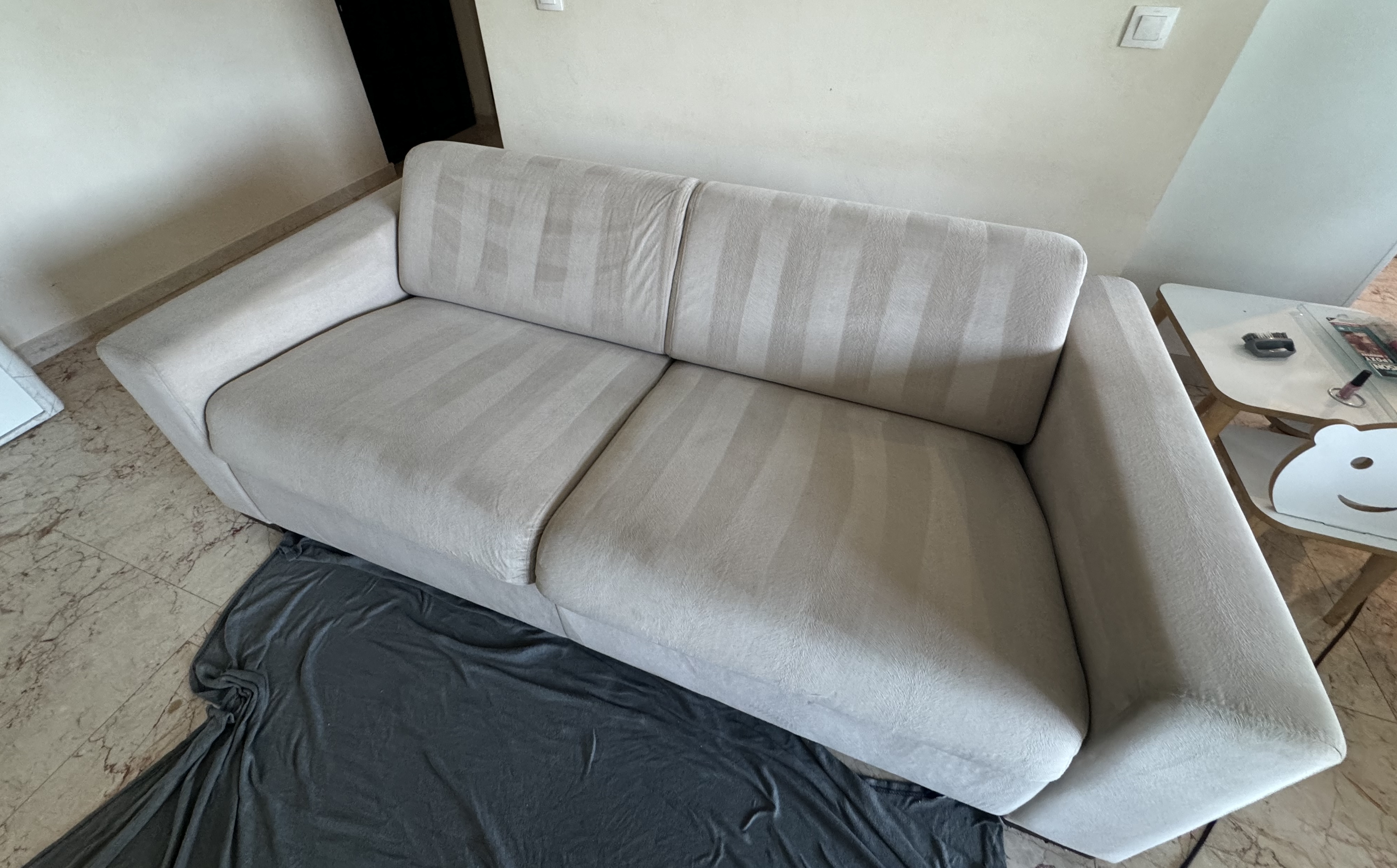 Canapea albă după curățare