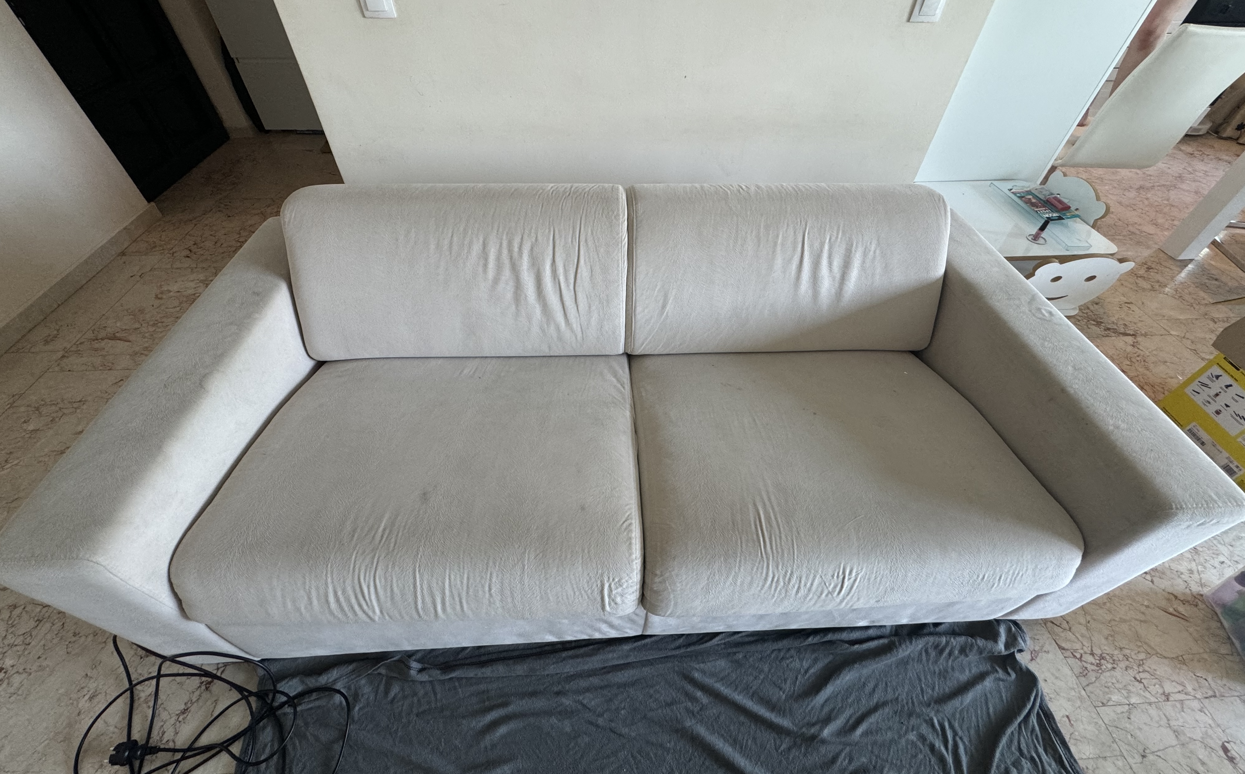 Canapea albă înainte de curățare