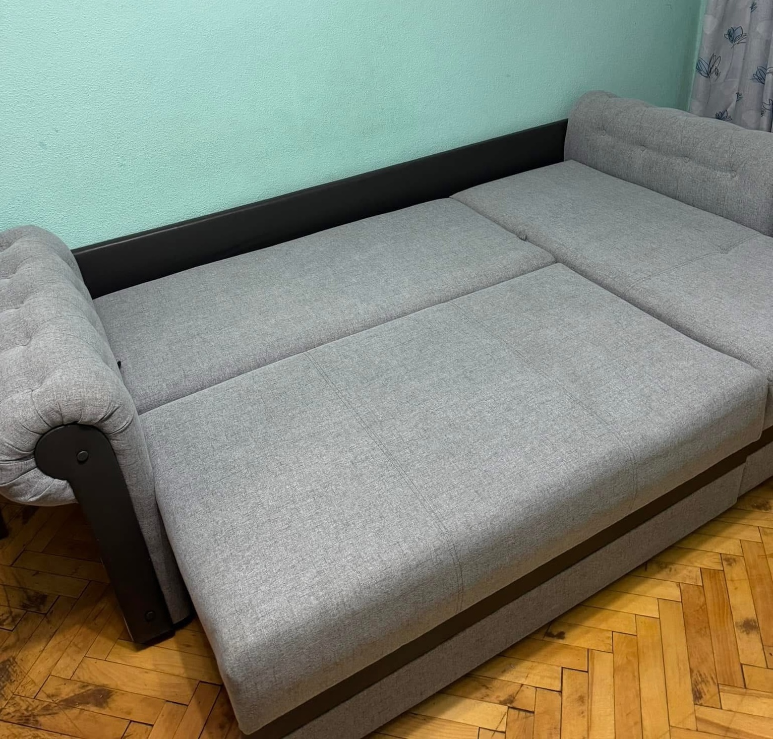 Canapea gri după curățare