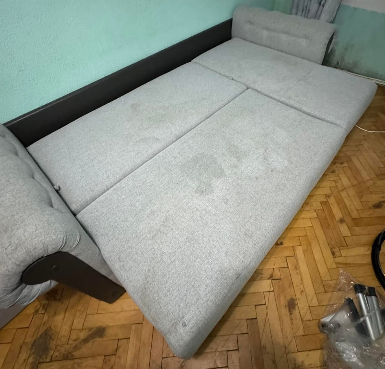 Canapea gri înainte de curățare