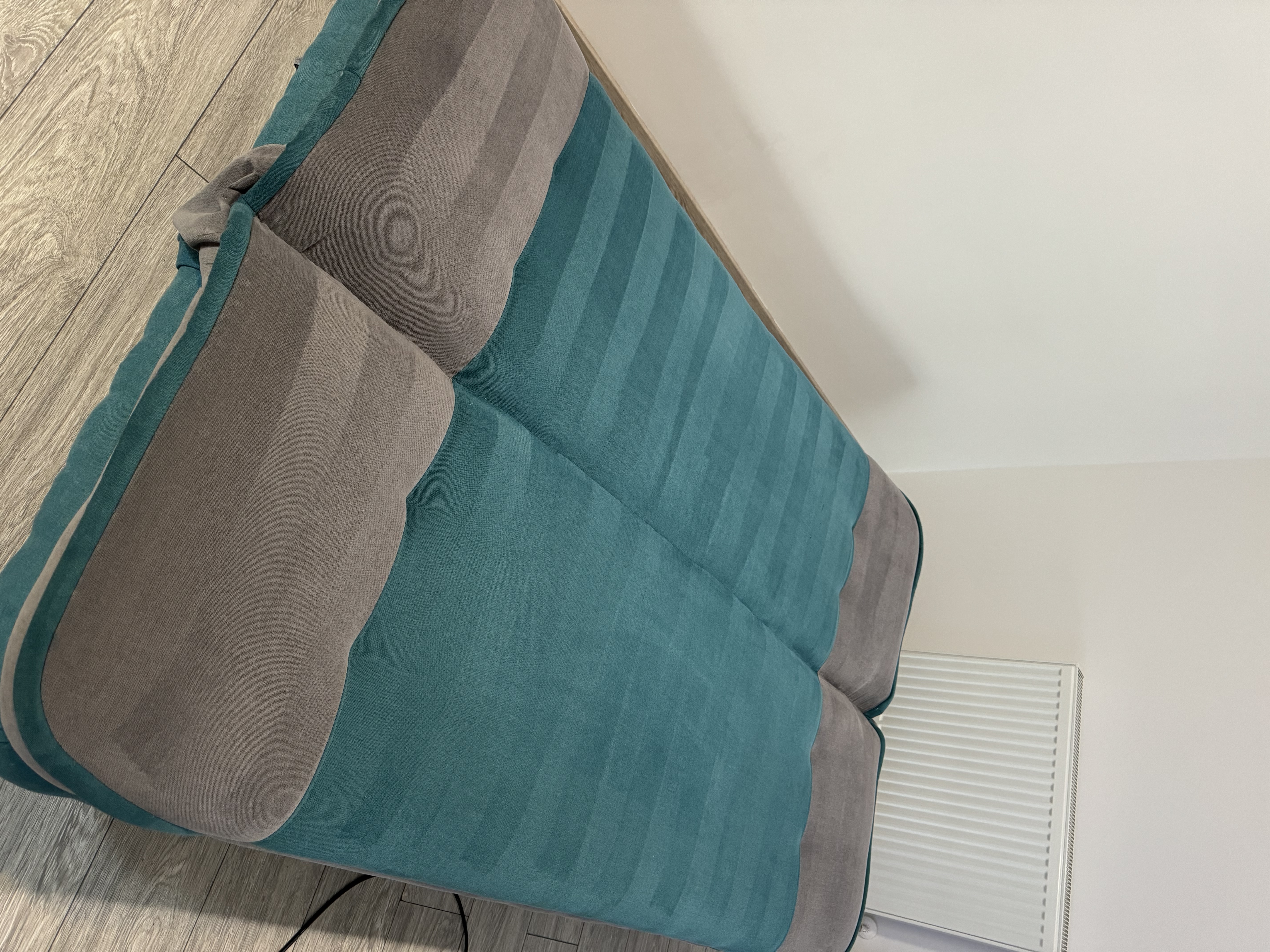 Canapea gri-smarald după curățare