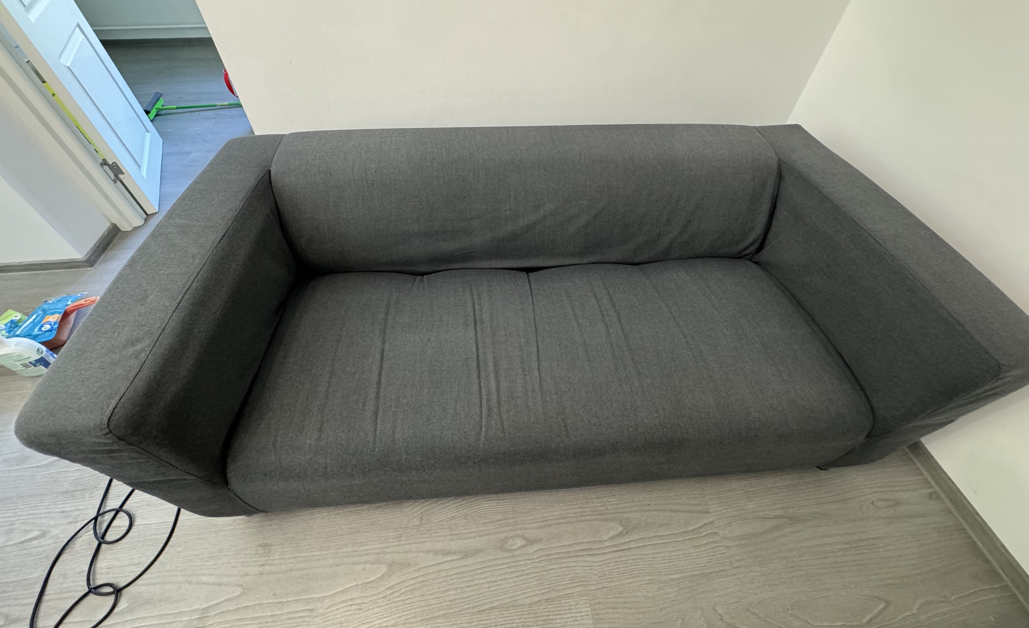 Canapea gri închis după curățare