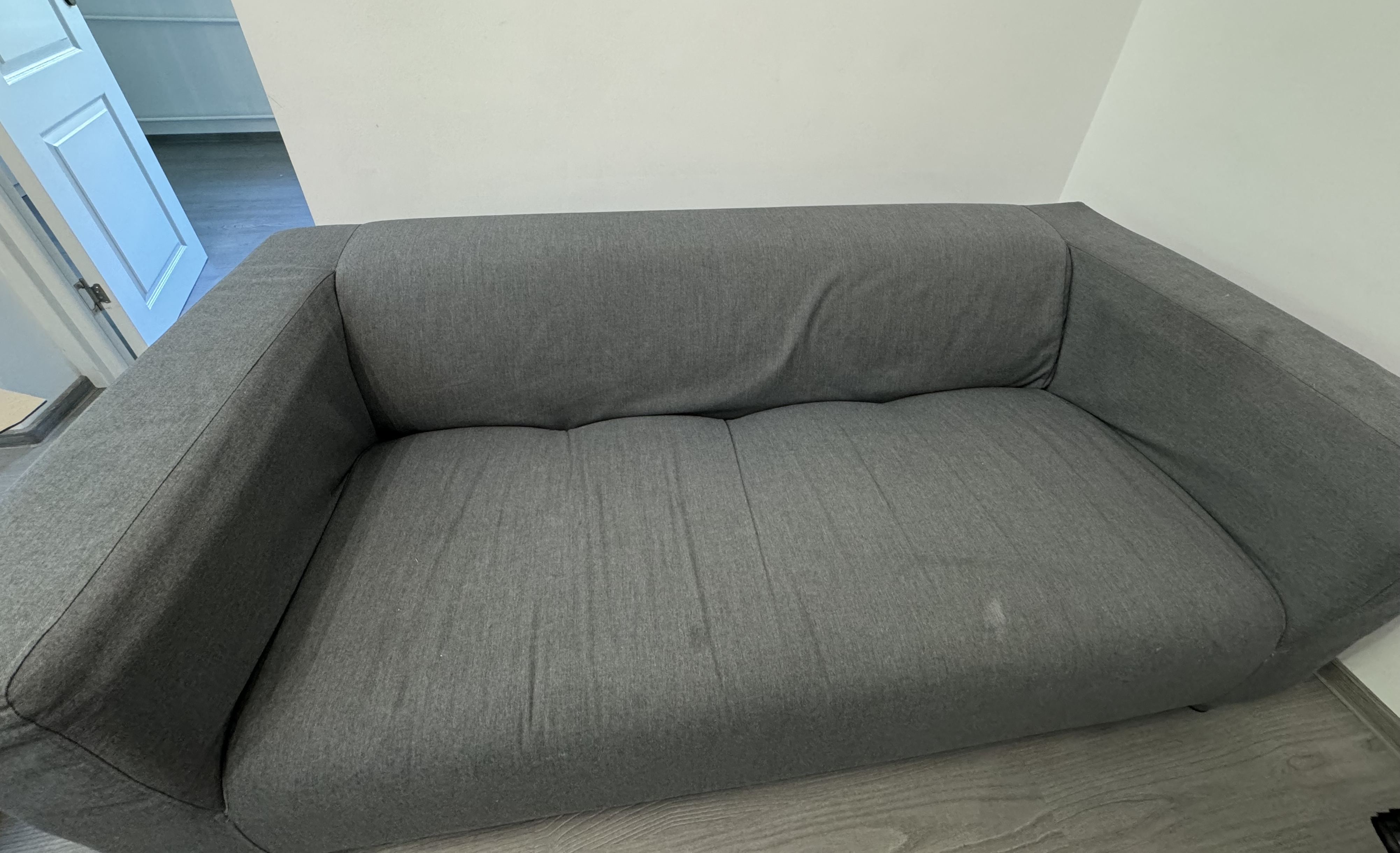 Canapea gri închis înainte de curățare