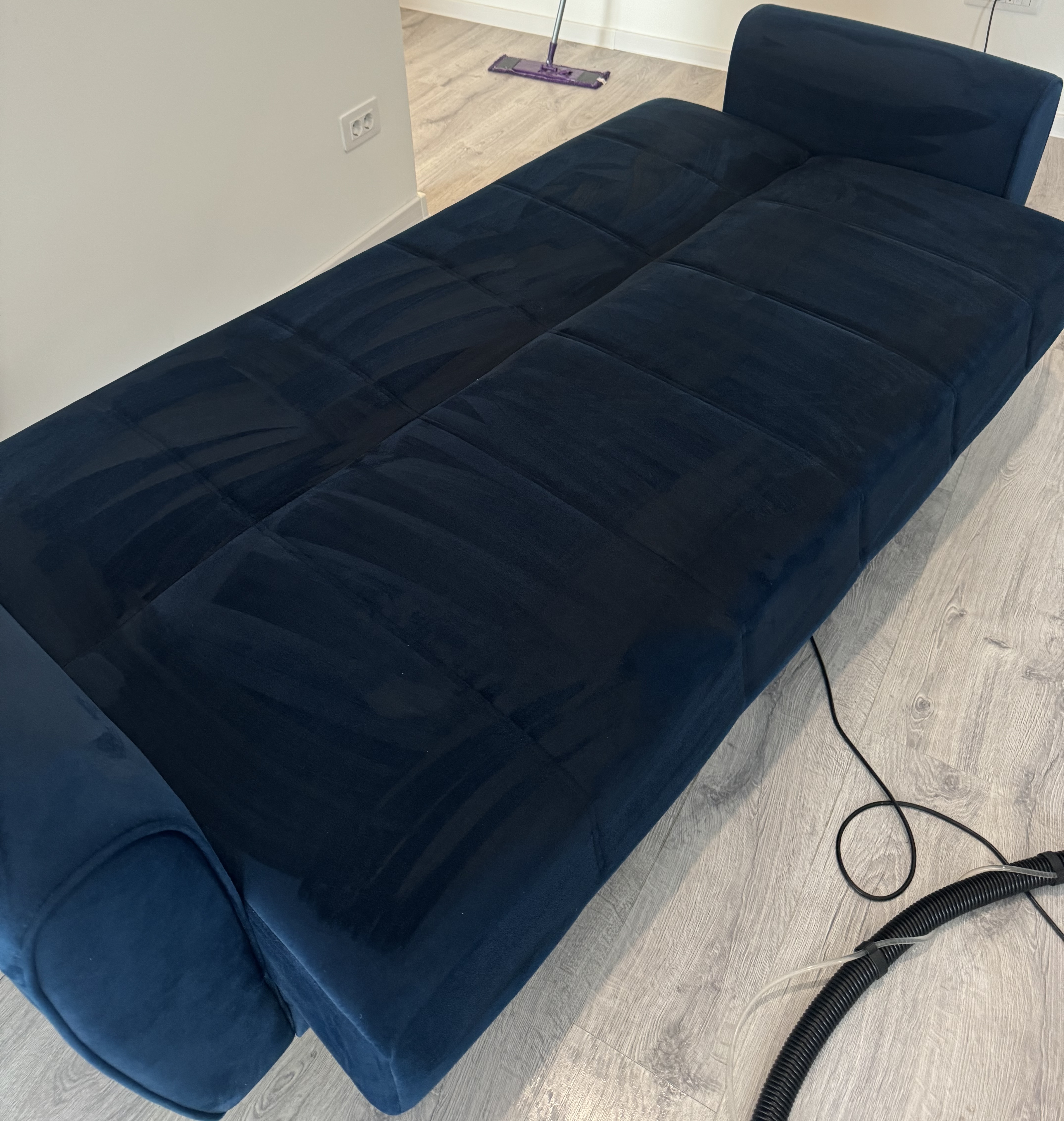 Canapea navy înainte de curățare