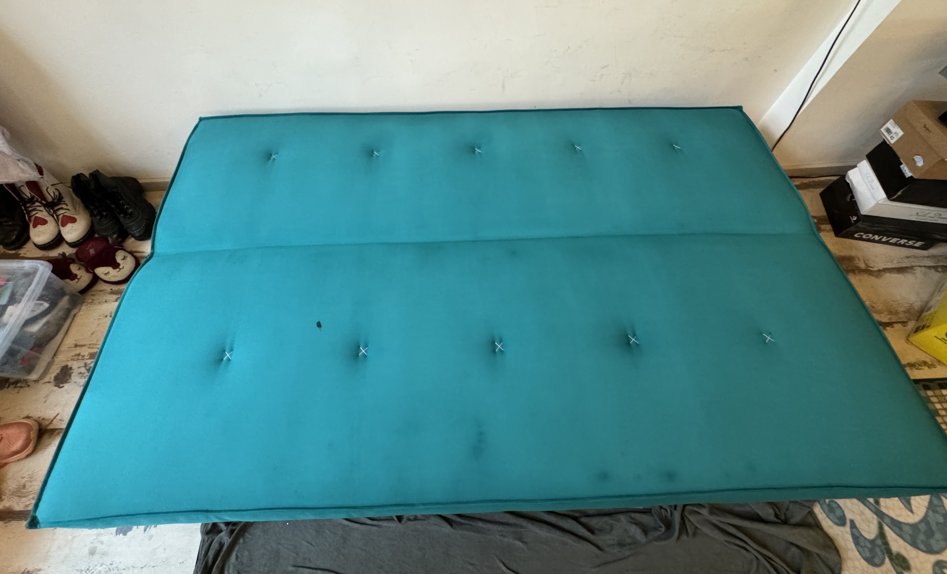 Canapea turcoaz după curățare