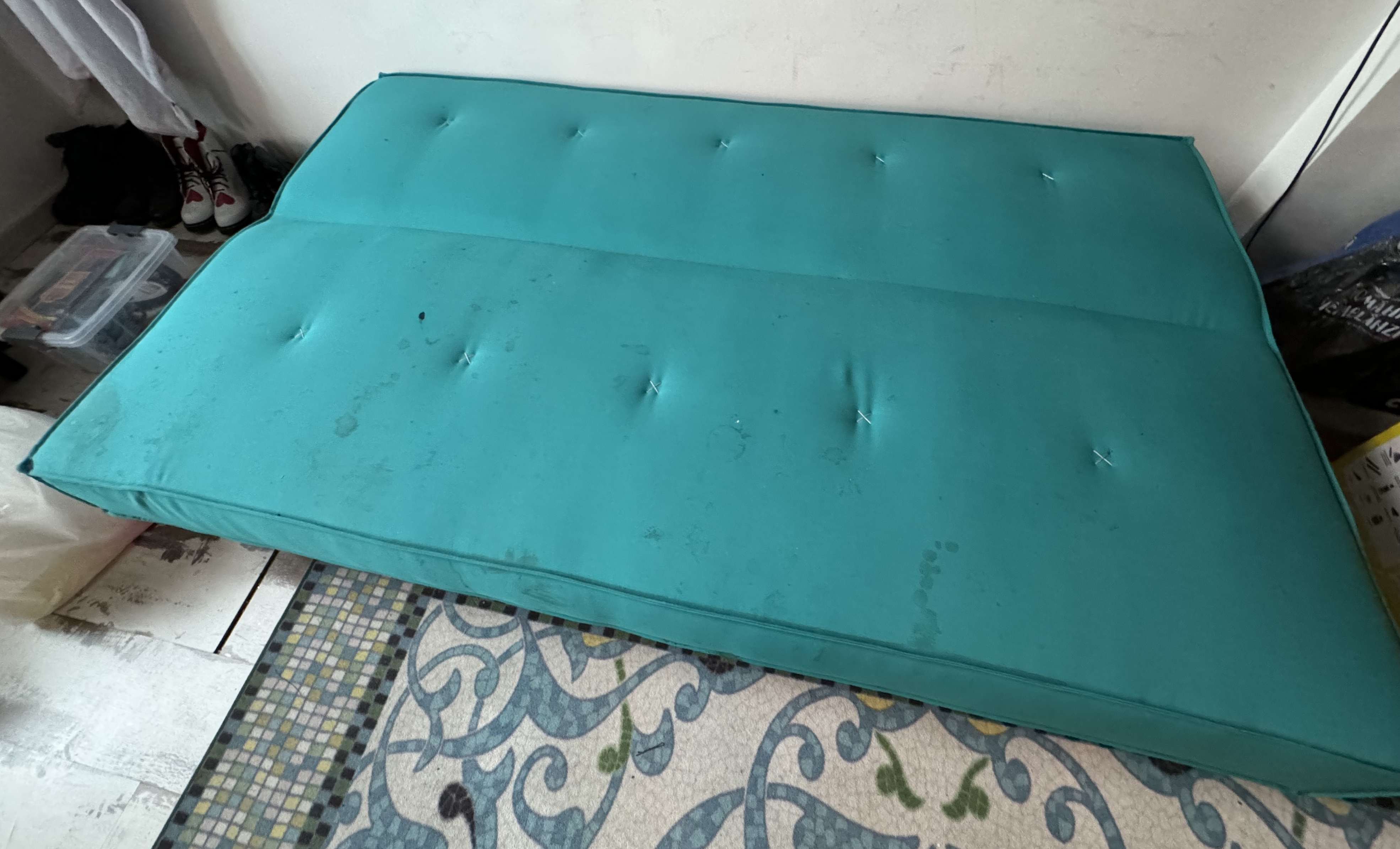 Canapea turcoaz înainte de curățare