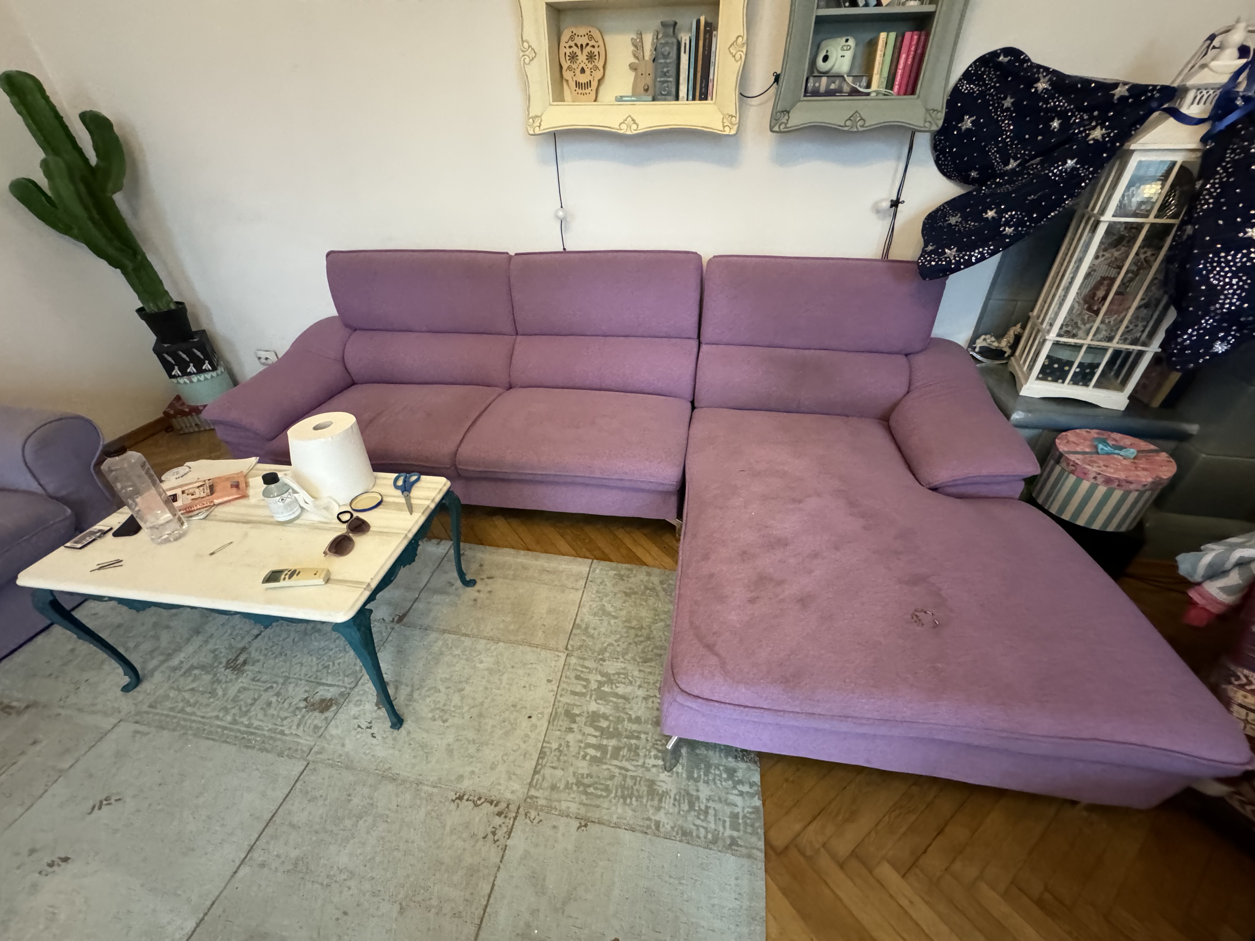 Colțar mov înainte de curățare