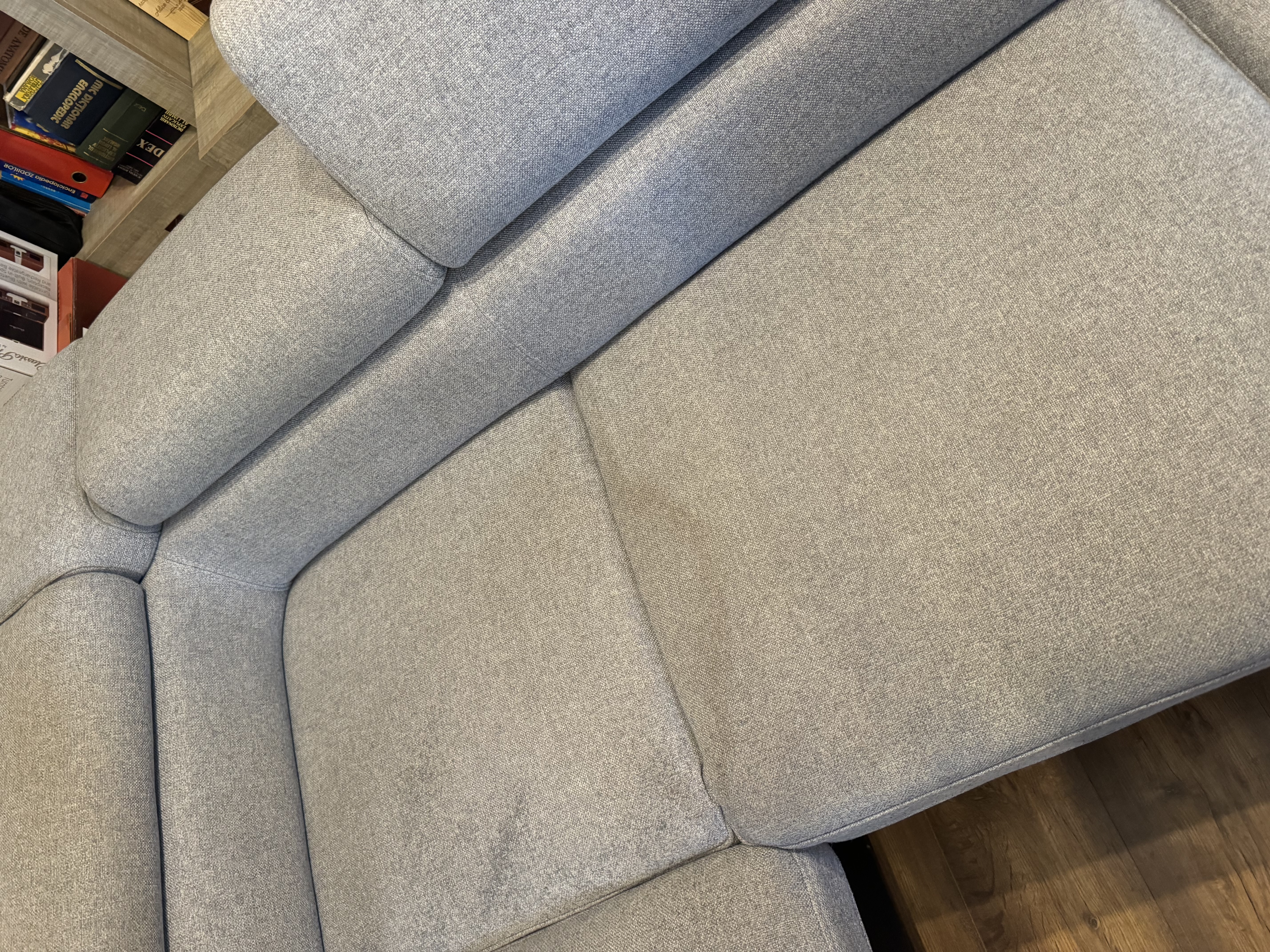 Colțar gri înainte de curățare