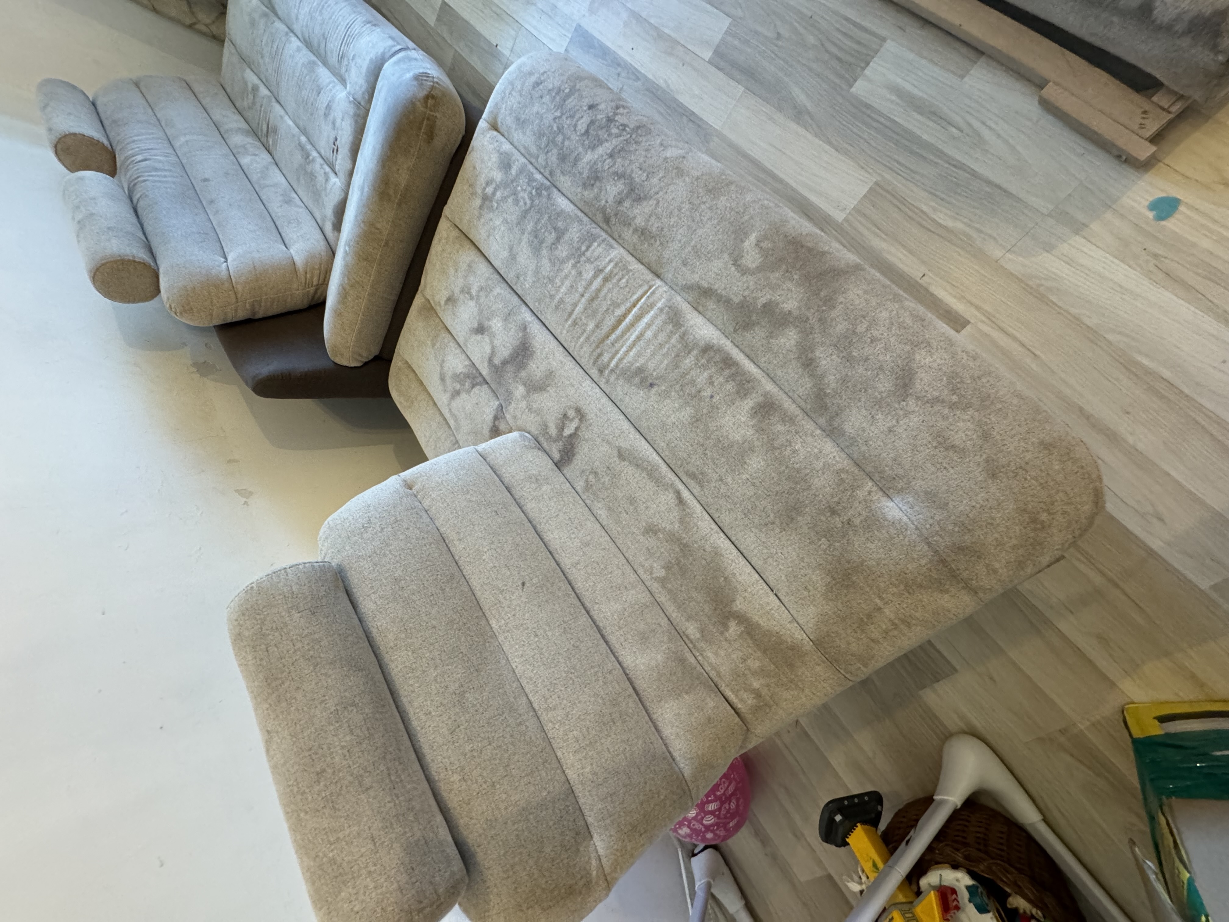 Piesă canapea gri înainte de curățare