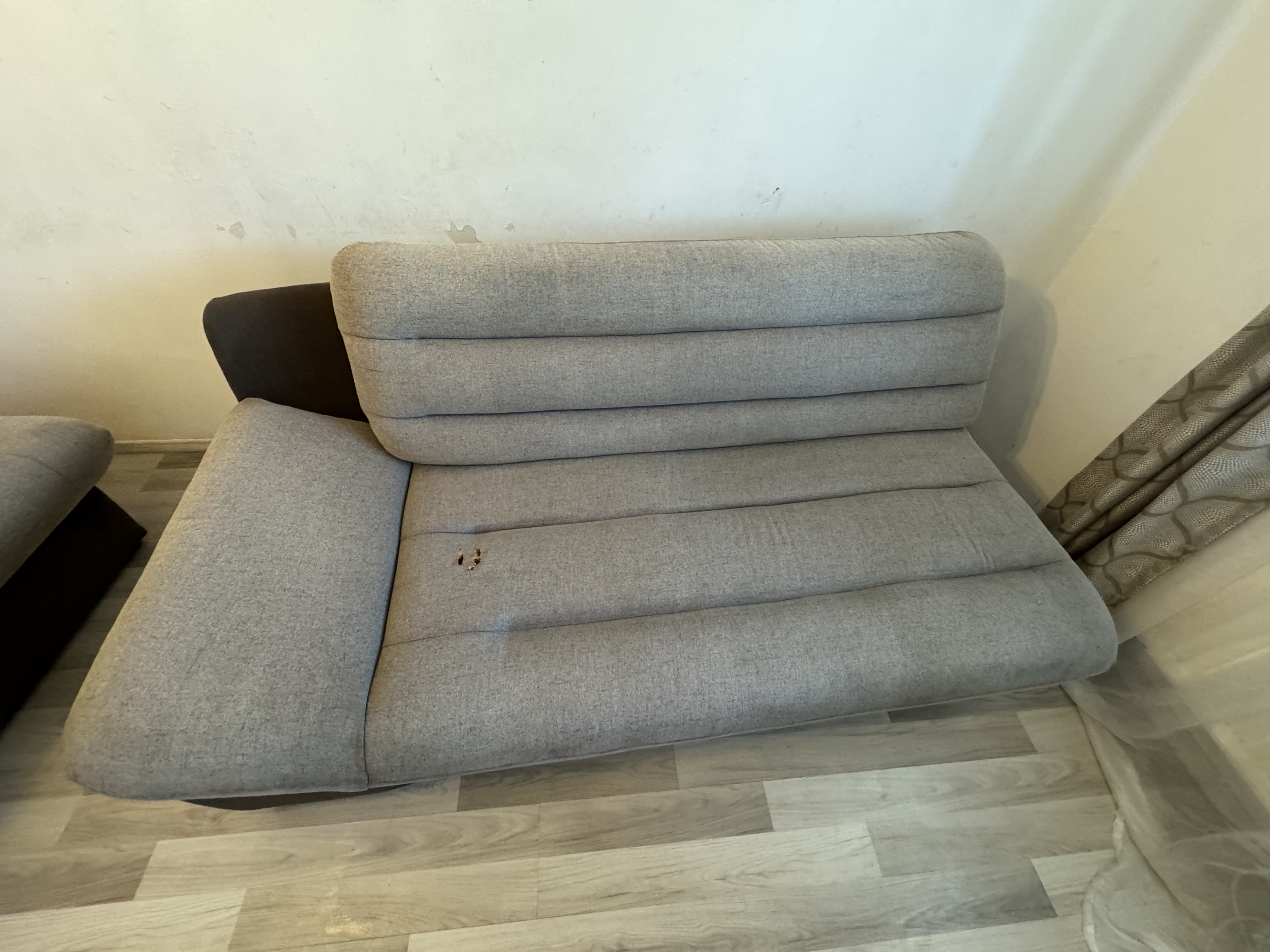 Canapea gri după curățare