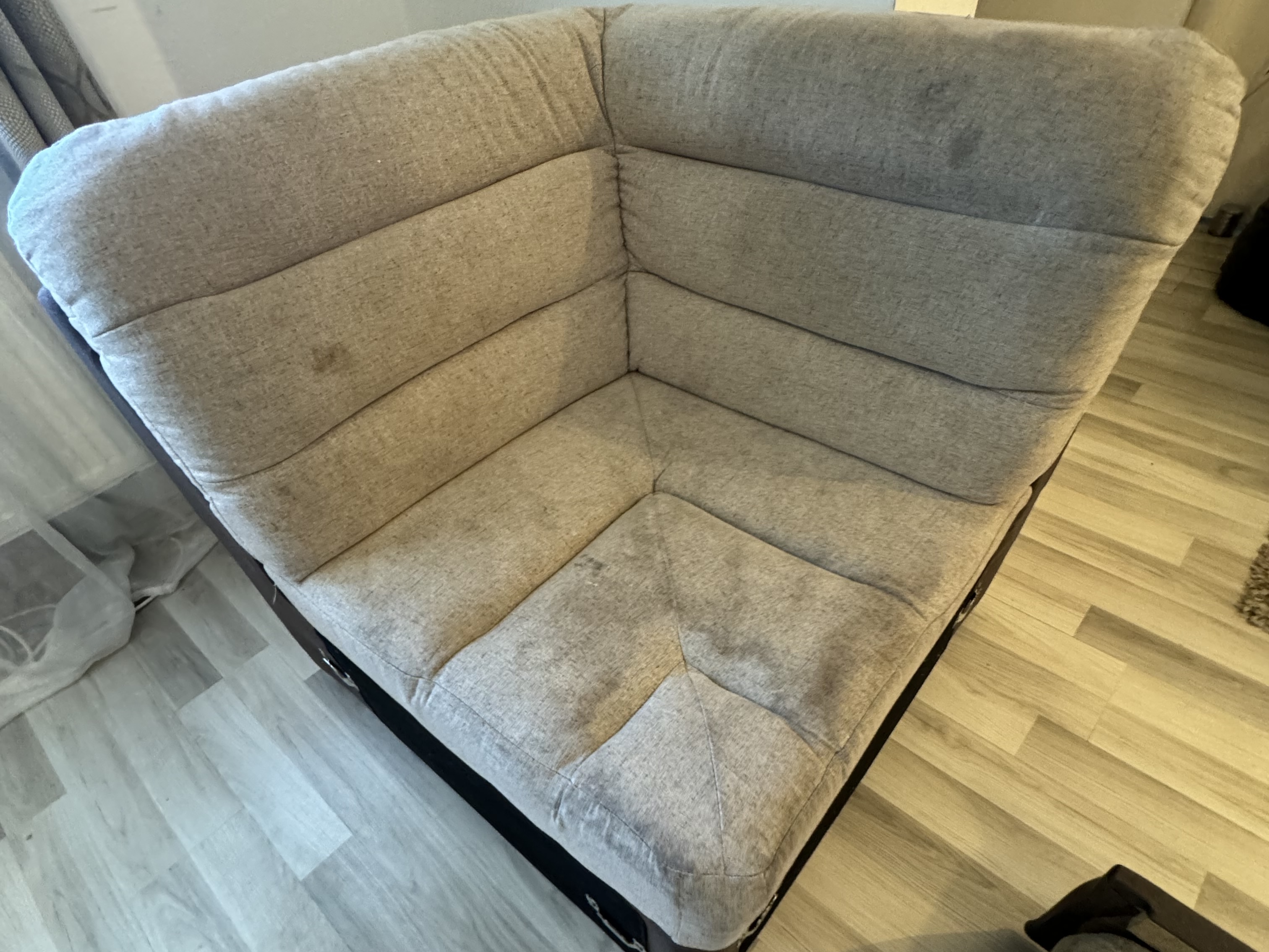 Piesă colțar gri înainte de curățare