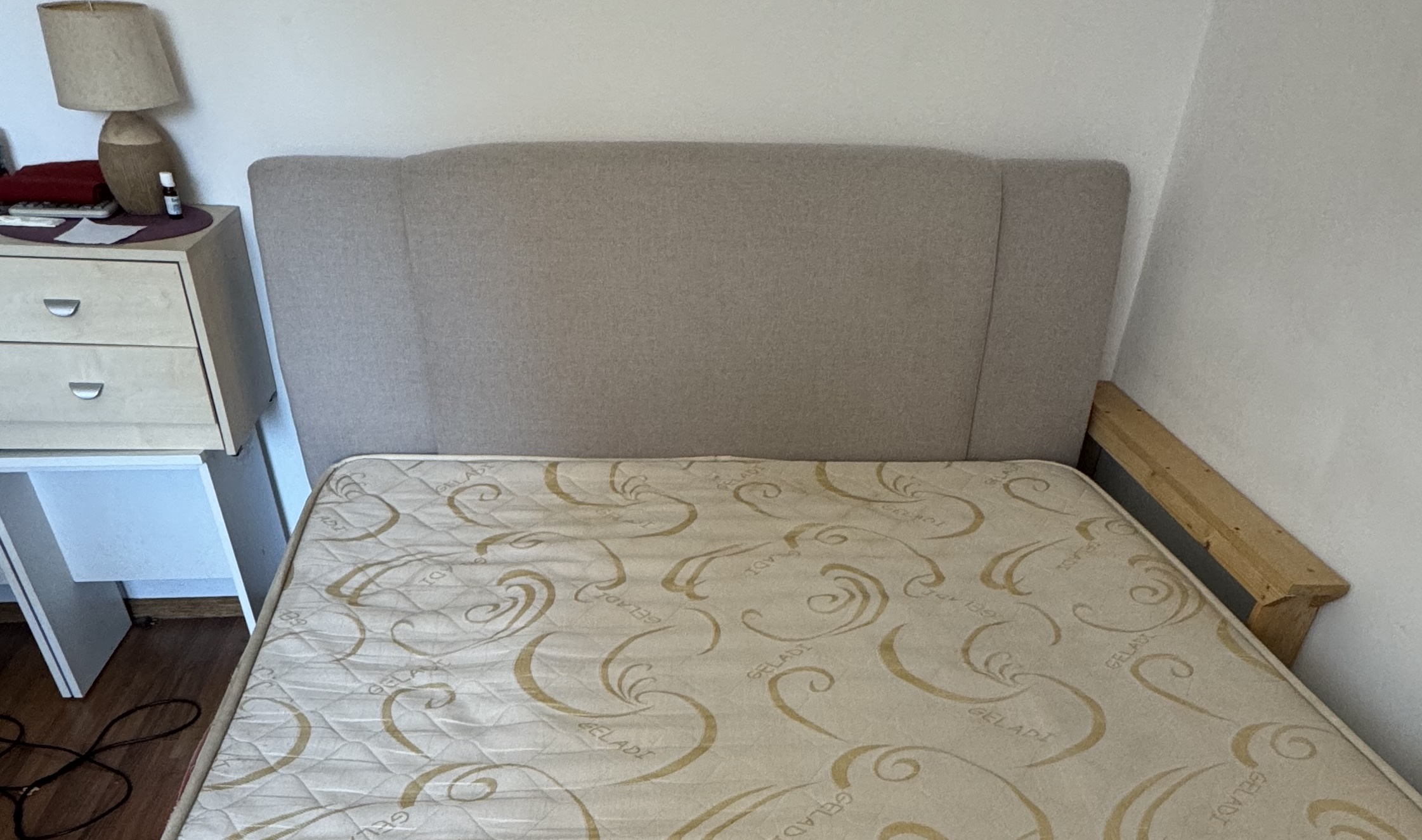 Tăblia pat gri după curățare